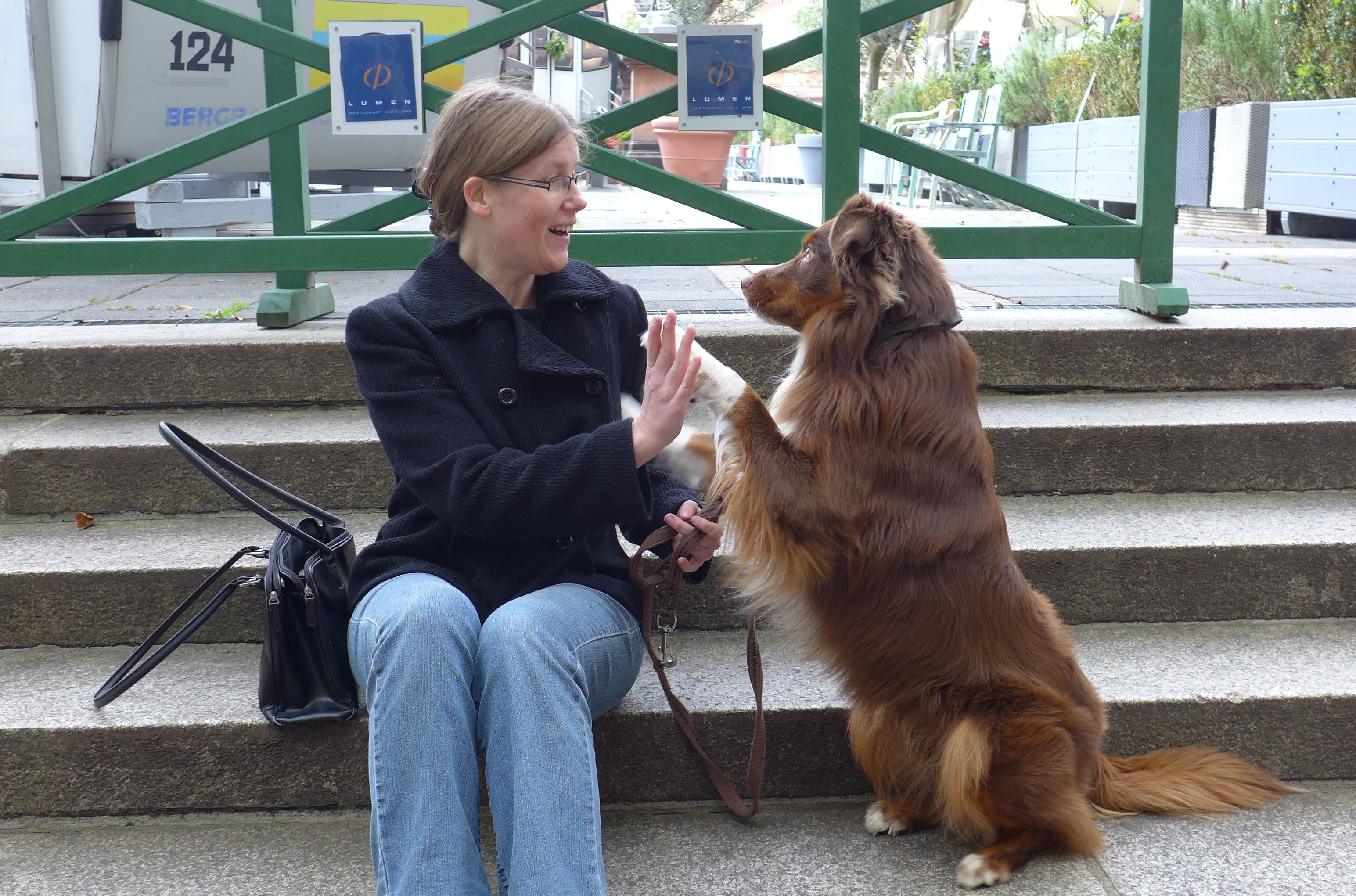 Bettwanzenspürhund Sydney mit Frauchen Kerstin Prosch. Foto: Anja Baumgart-Pietsch Bettwanzen in Wiesbaden: Bettwanzenspürhund Sydney mit Frauchen Kerstin Prosch.