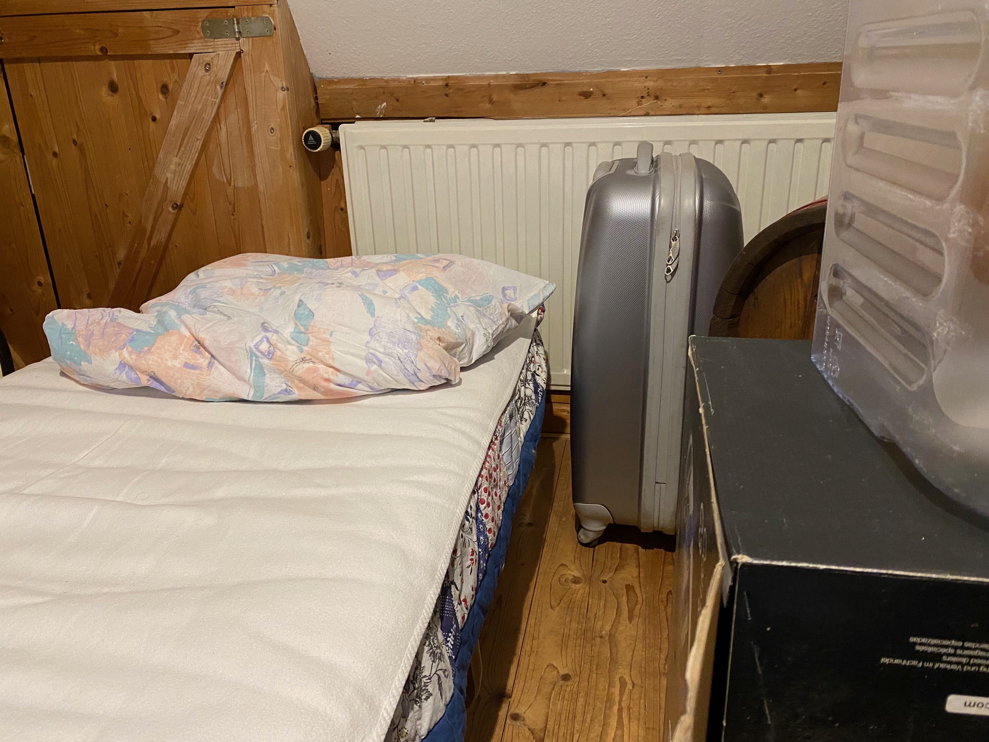 Das Klappbett auf dem Dachboden ist verführerisch. Bitte flüchten Sie bei einem Verdacht auf Bettwanzen aber nicht aus Ihrem Schlafzimmer. Bettwanzenbefall in Darmstadt: Das Klappbett auf dem Dachboden ist verführerisch. Bitte flüchten Sie bei einem Verdacht auf Bettwanzen aber nicht aus Ihrem Schlafzimmer.